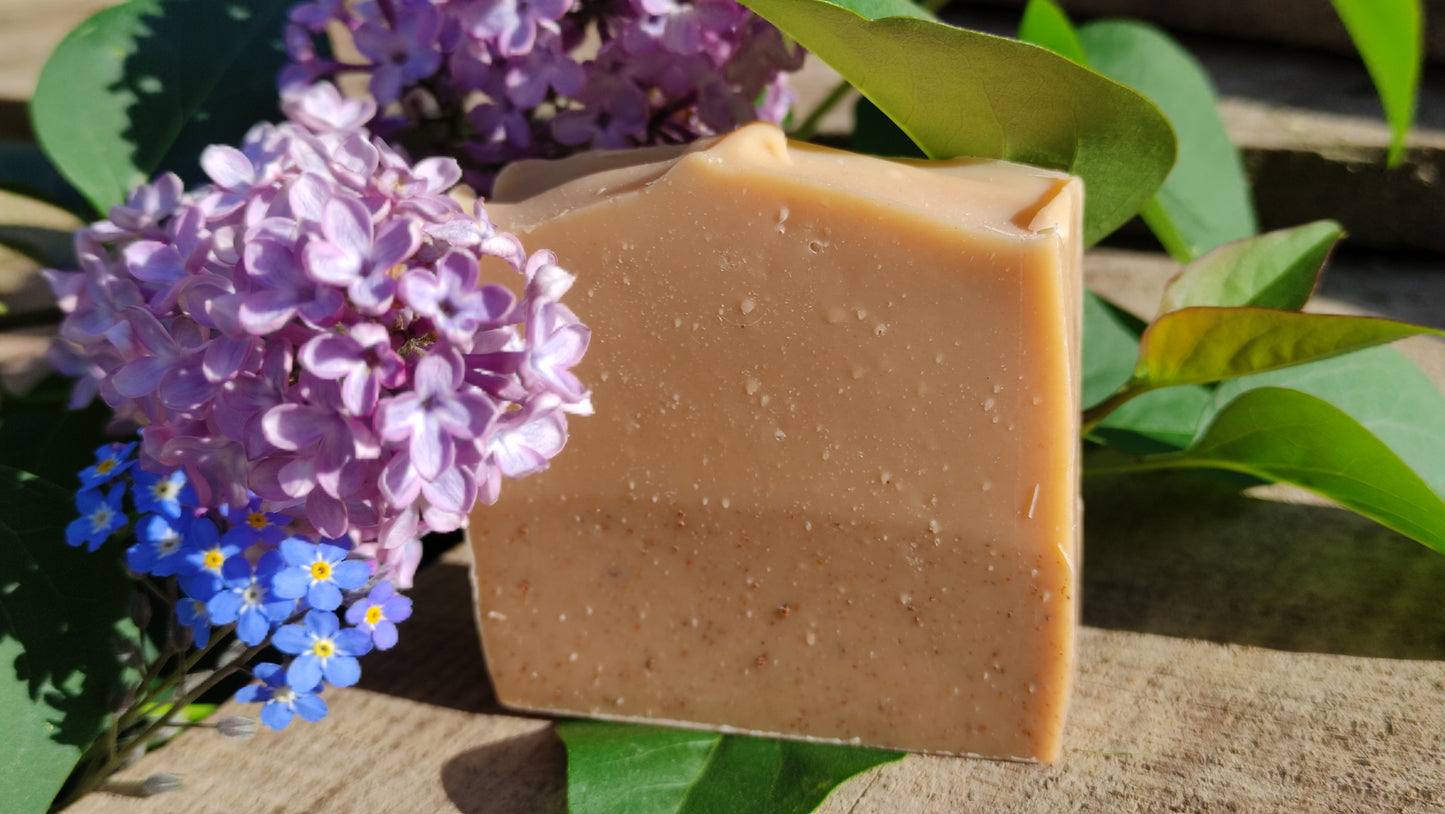 Savon naturel saponifié à froid enrichi au beurre de mangue et à l'huile d'avocat parfumé géranium et orange