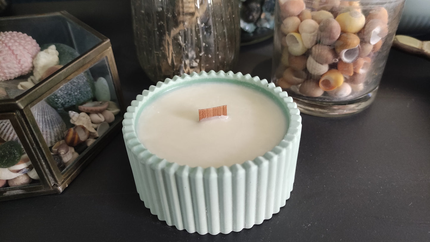 Bougie parfumée chèvrefeuille dans un support rond strié vert en jesmonite, mèche en bois