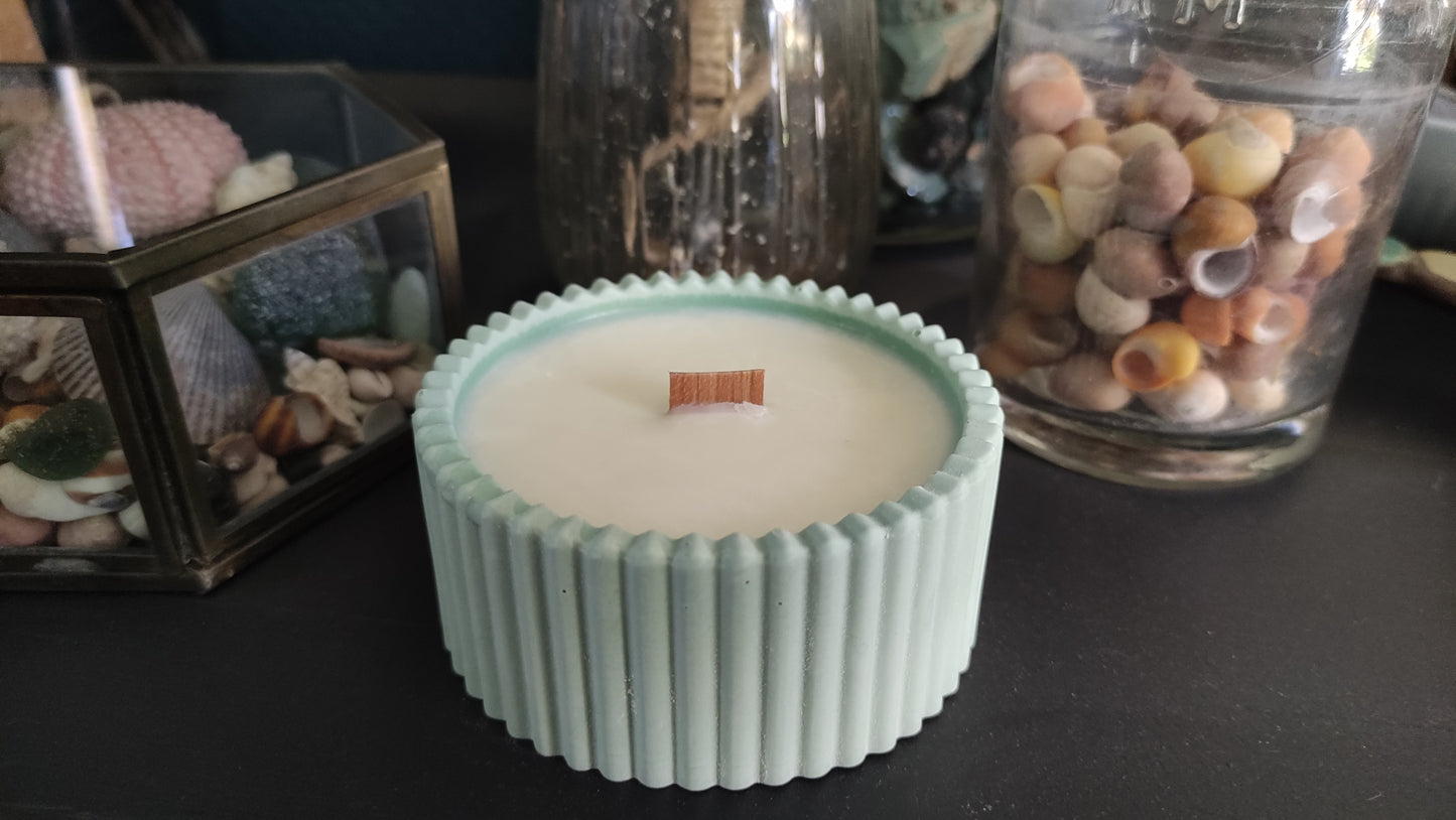 Bougie parfumée chèvrefeuille dans un support rond strié vert en jesmonite, mèche en bois