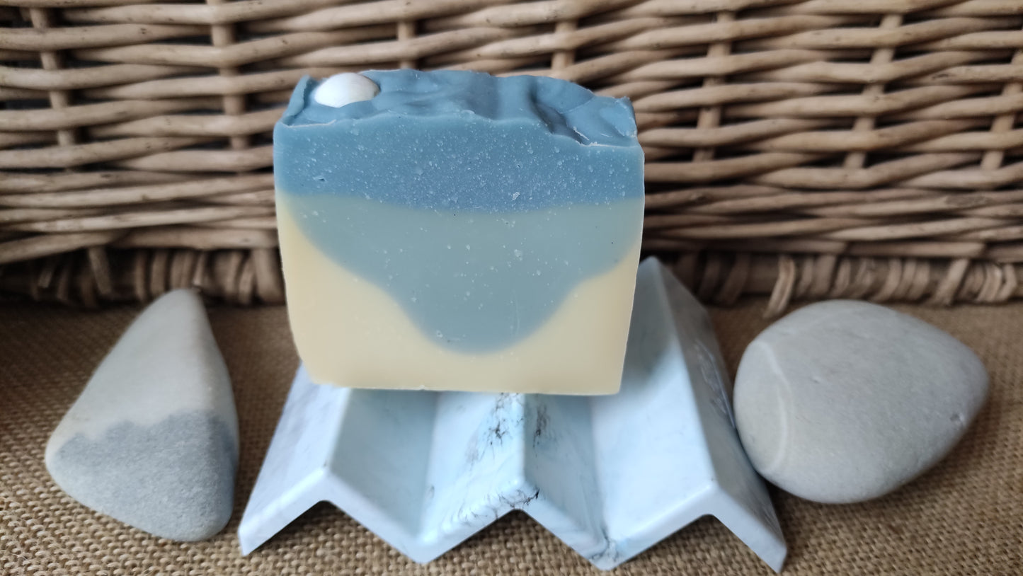 porte-savon en filet de pêche recyclé. forme en zig-zag couleur bleue avec un savon posé dessus