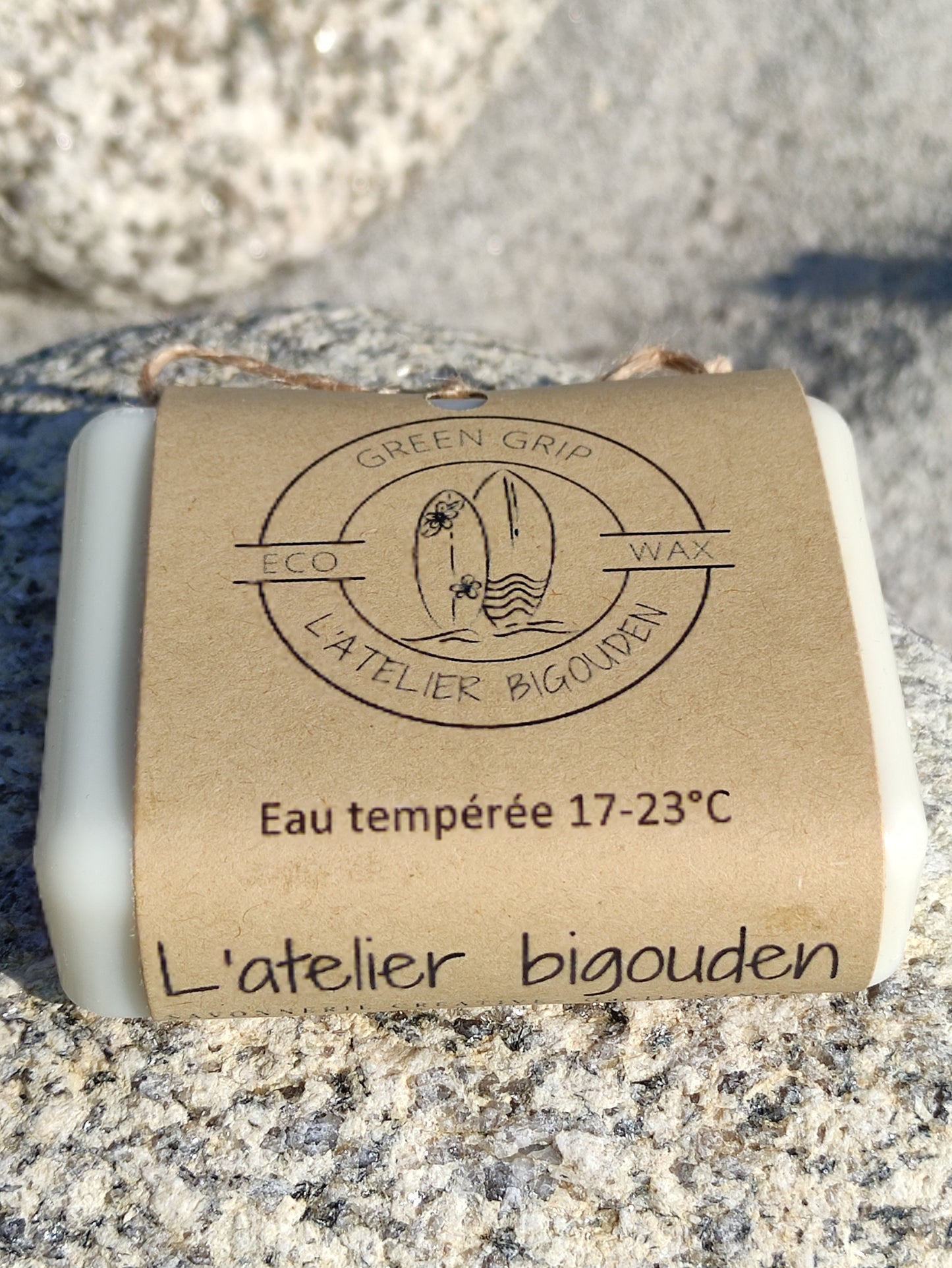 wax écologique pour planches de surf, fabriquée en Bretagne à base de cire d'abeille, d'huile de coco et de résine de pin