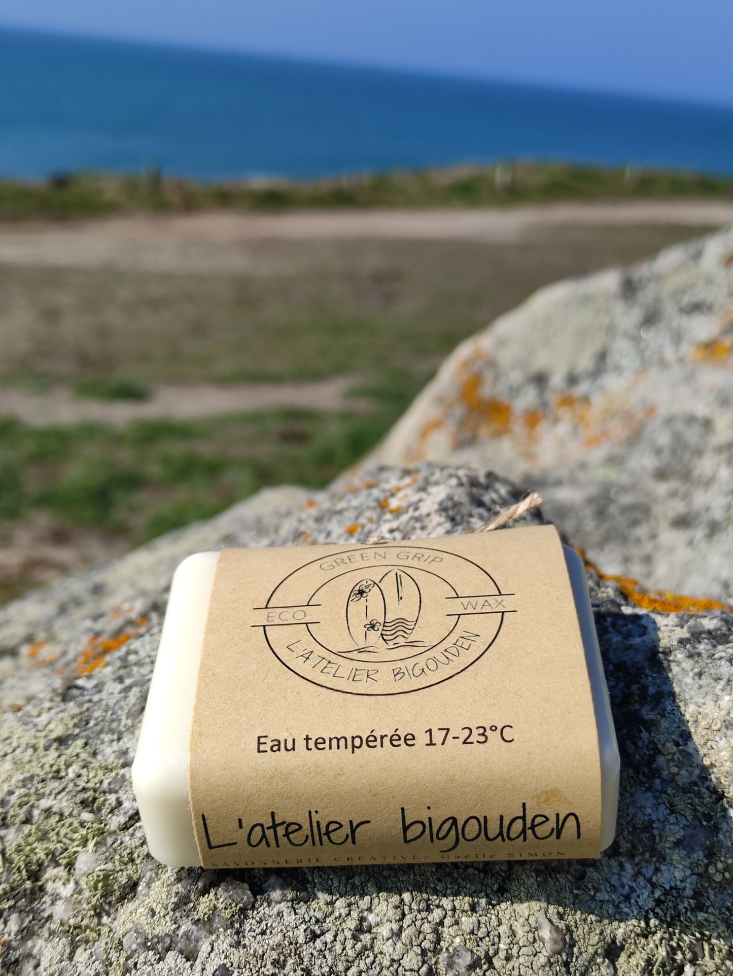wax écologique pour planches de surf, fabriquée en Bretagne à base de cire d'abeille, d'huile de coco et de résine de pin
