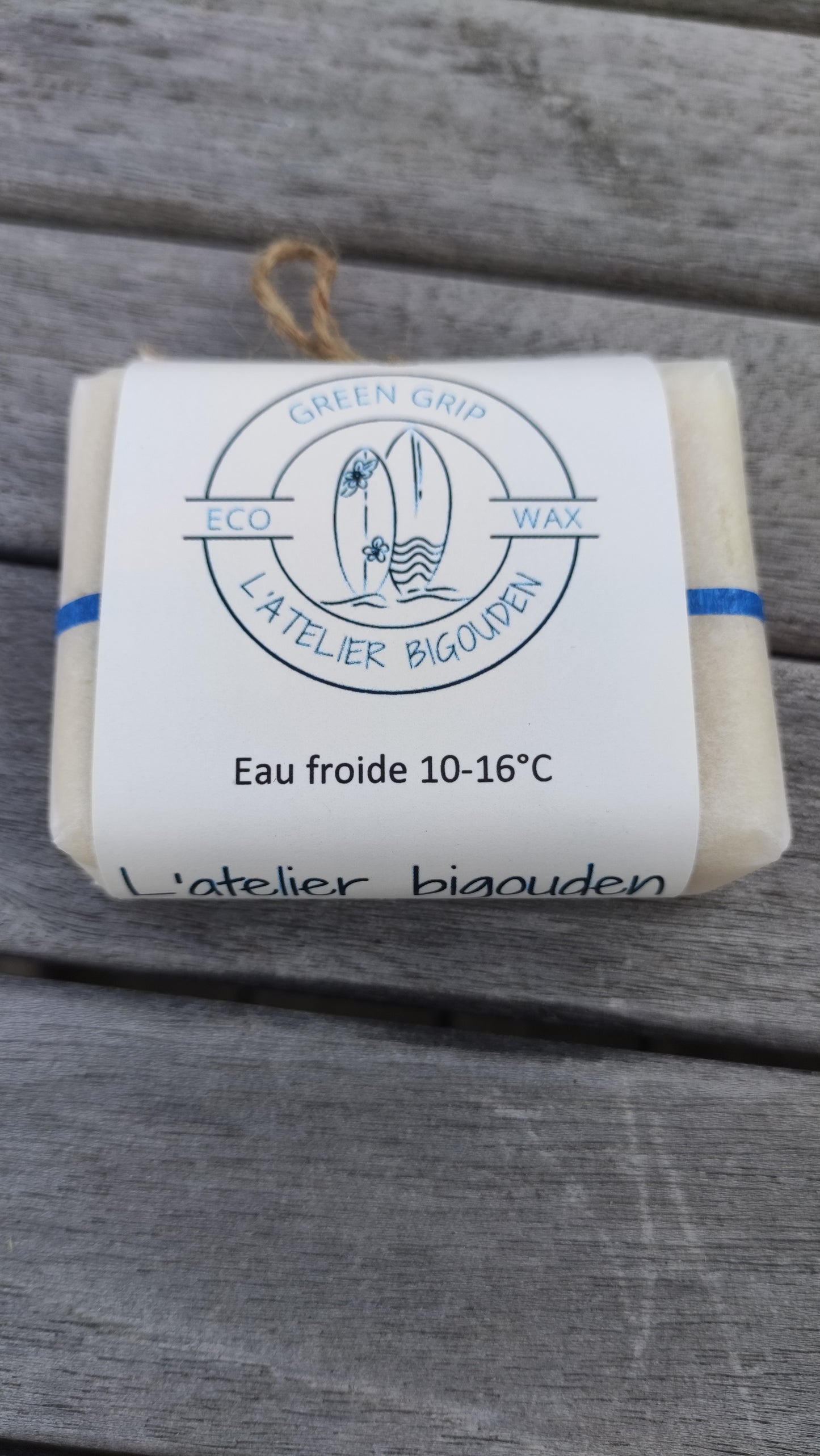 wax écologique pour planches de surf, fabriquée en Bretagne à base de cire d'abeille, d'huile de coco et de résine de pin