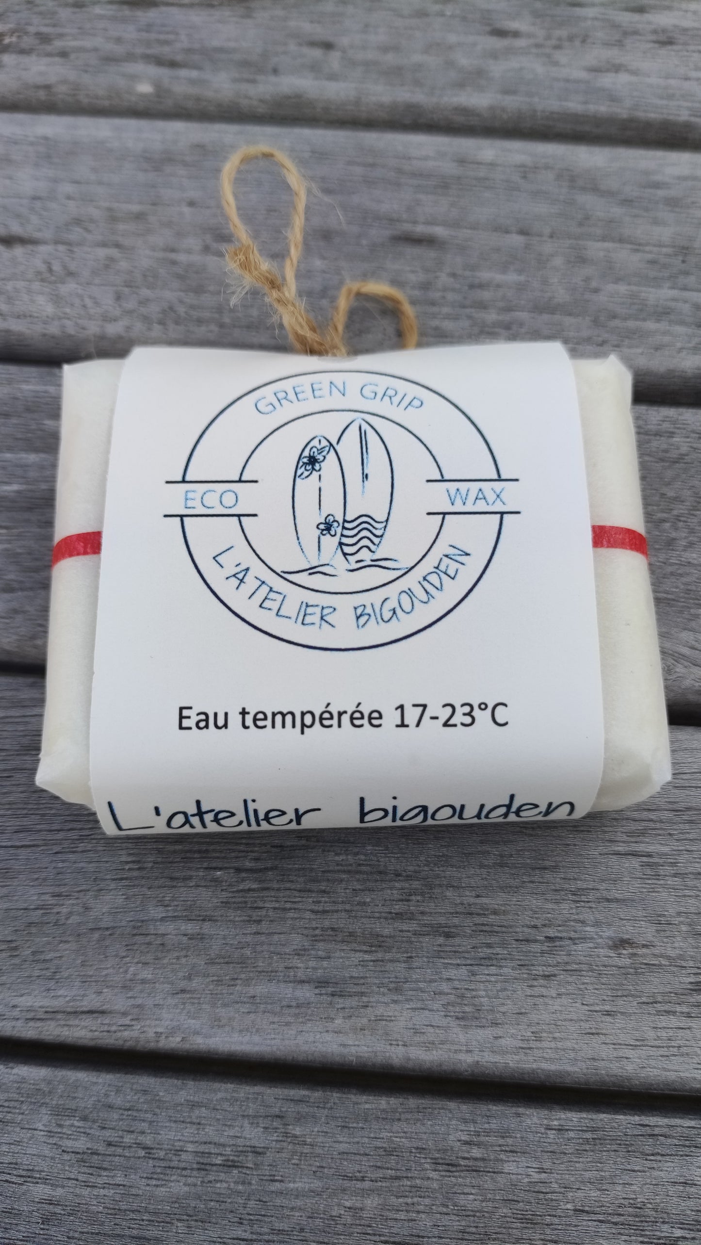 wax écologique pour planches de surf, fabriquée en Bretagne à base de cire d'abeille, d'huile de coco et de résine de pin