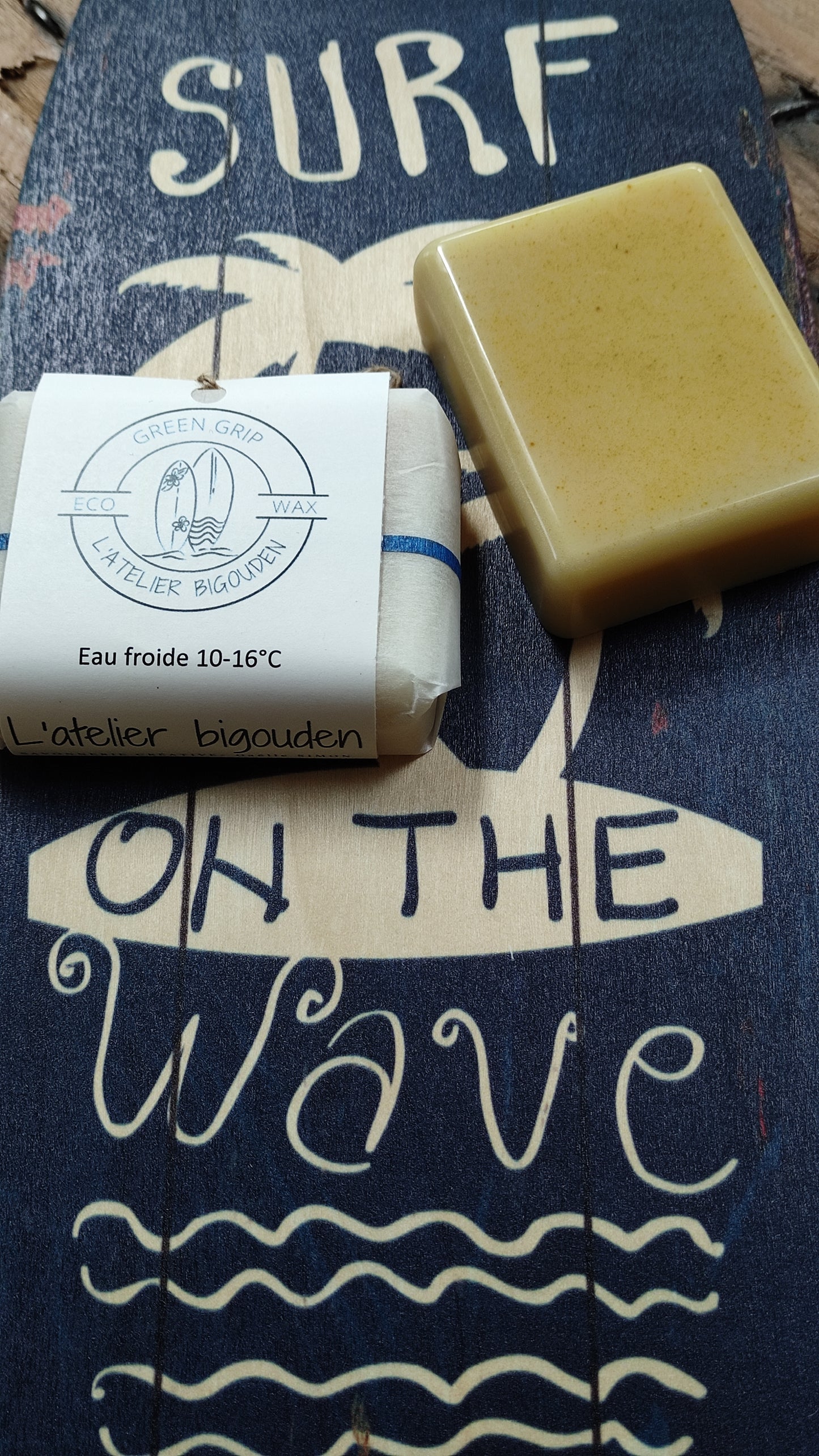 wax écologique pour planches de surf, fabriquée en Bretagne à base de cire d'abeille, d'huile de coco et de résine de pin