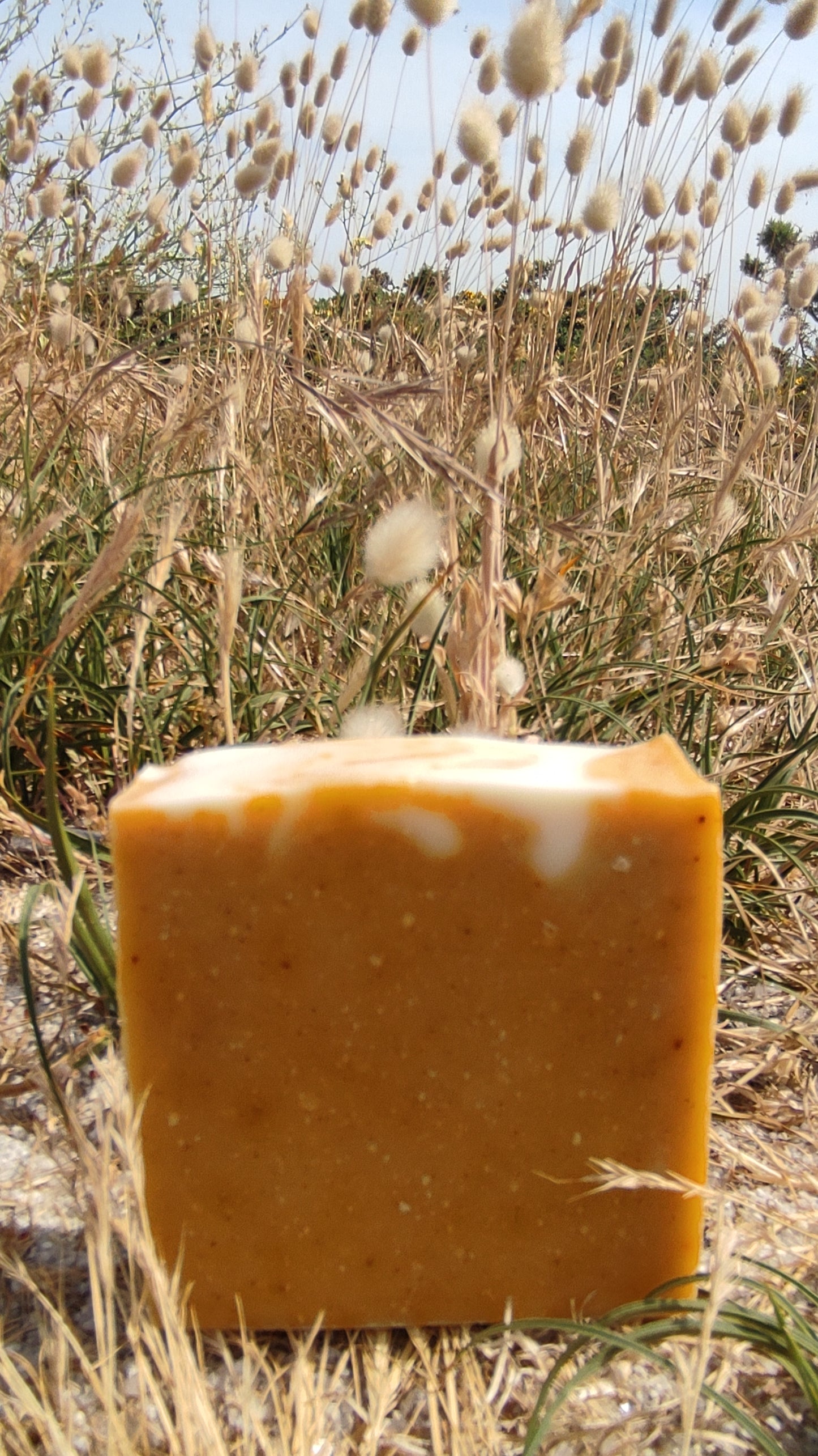 savon naturel saponifié à froid à l'huile de jojoba et au curcuma riche en antioxydants pour un effet bonne mine