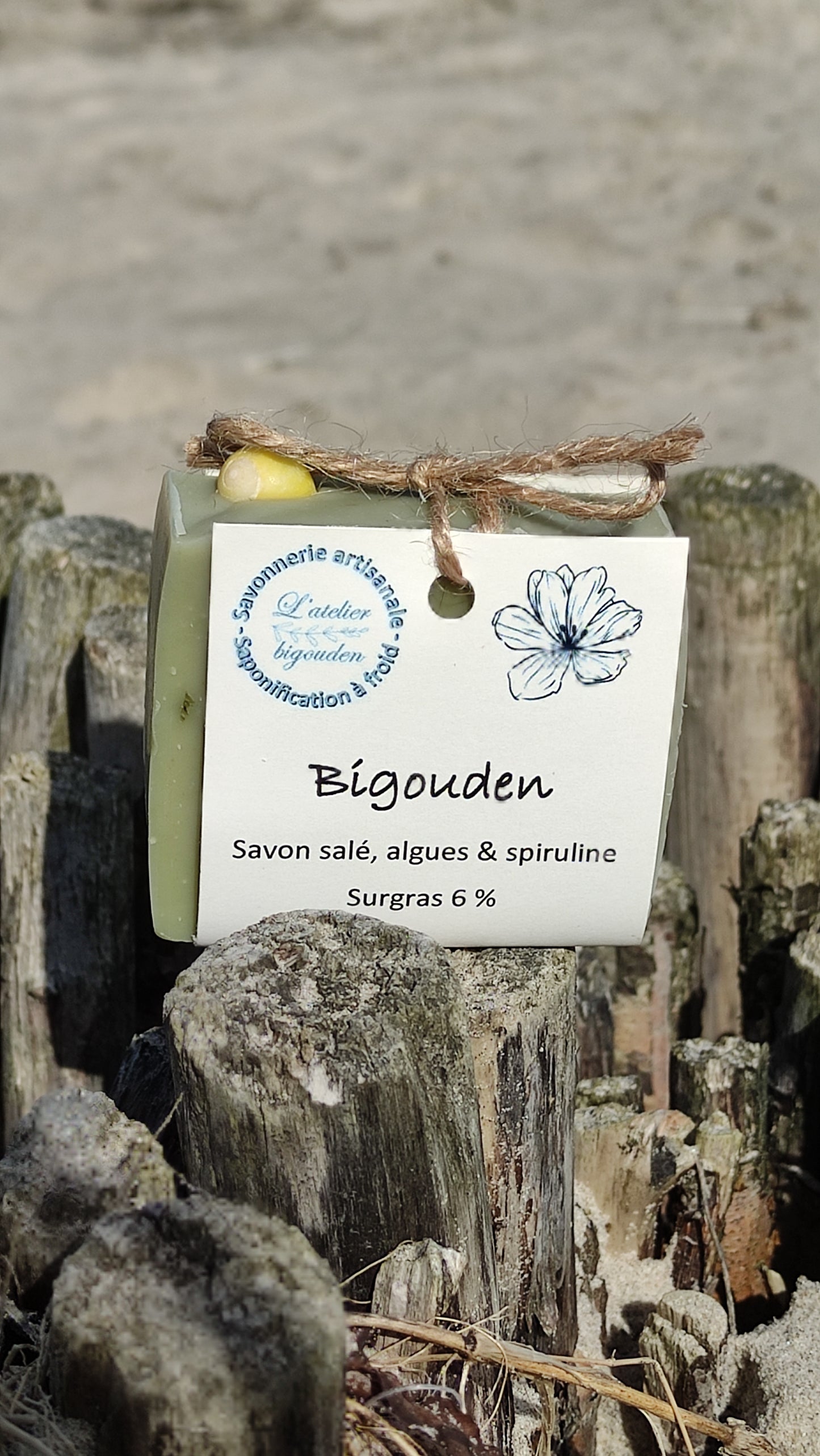 Savon naturel saponifié à froid au sel, aux algues et à la spiruline avec un coquillage sur le dessus. Il est très doux et son parfum est iodé.