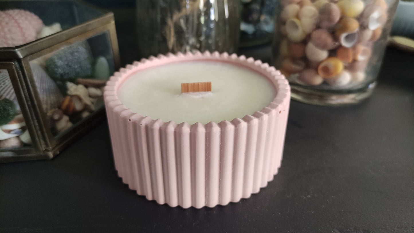 Bougie parfumée fleurs de coton dans un support rond strié rose en jesmonite, mèche en bois