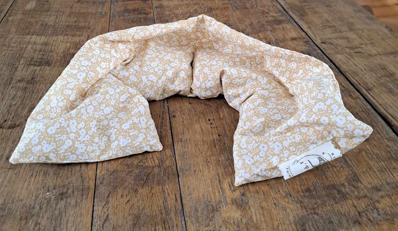 bouillote sèche tour de cou aux noyaux de cerises, fabrication artisanale en Bretagne