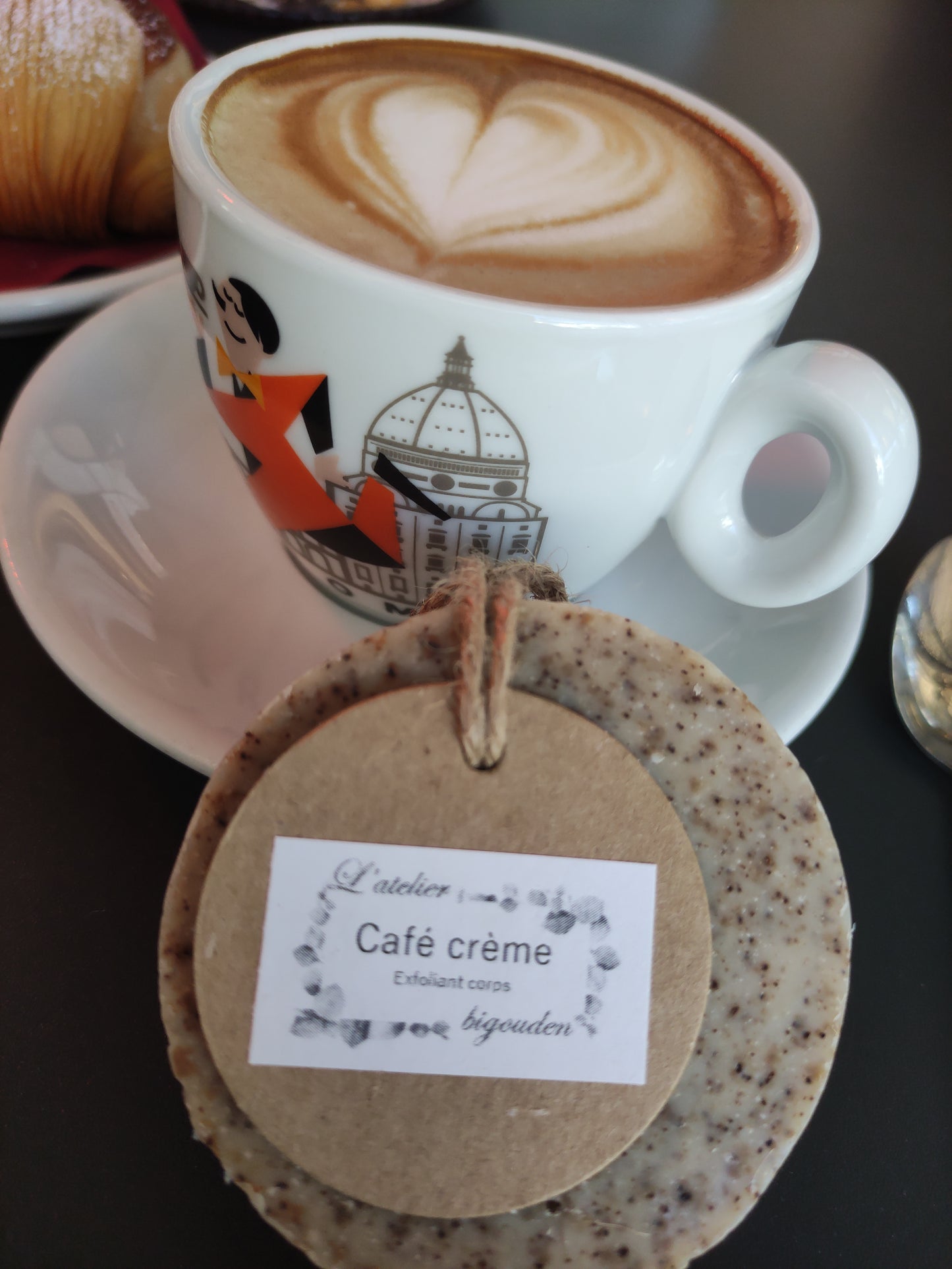 savon naturel exfoliant pour le corps saponifié à froid au lait d'avoine et au café drainant