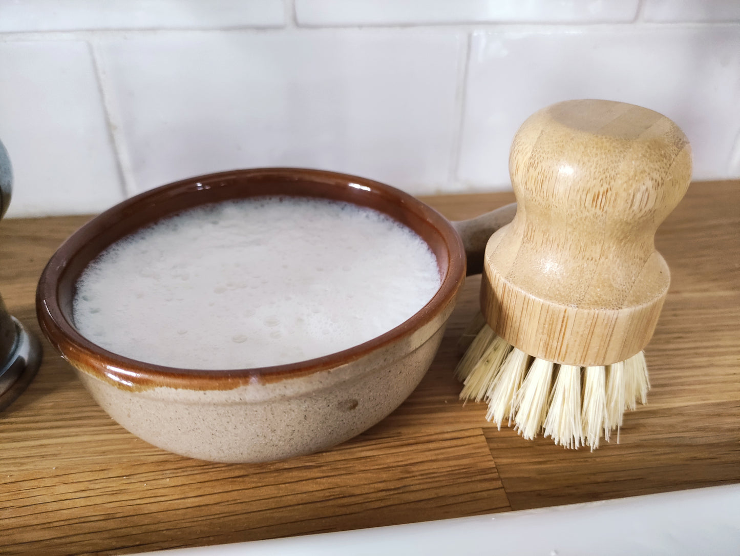 produit vaisselle solide à base d'huile de coco saponifiée à froid. Il est coulé dans un support en céramique chiné