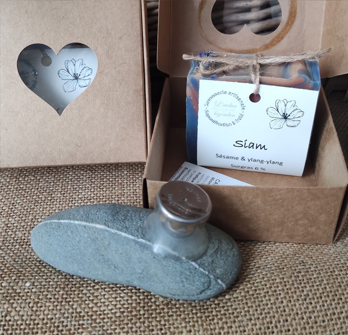 coffret composé d'un savon saponifié à froid et d'un porte-savon magnétique de fabrication française qui laissera sécher vos savons correctement pour une utilisation plus durable