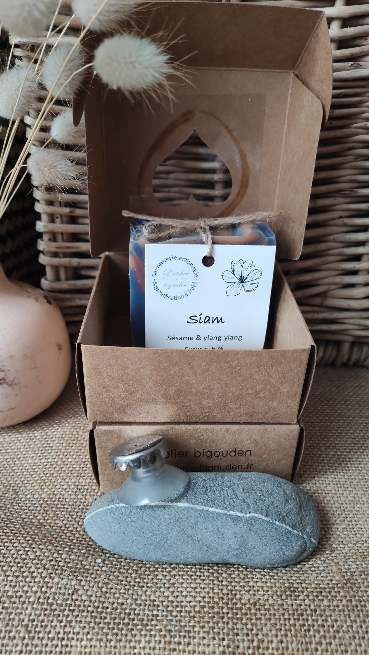 coffret composé d'un savon saponifié à froid et d'un porte-savon magnétique de fabrication française qui laissera sécher vos savons correctement pour une utilisation plus durable