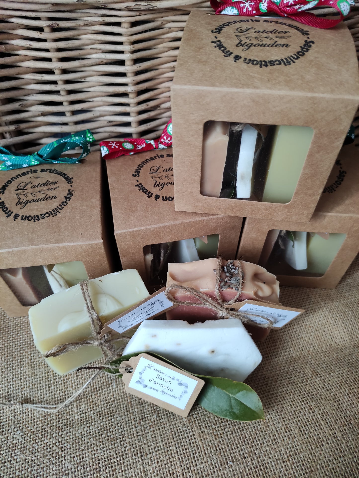 coffret composé de deux savons saponifiés à froid et d'un savon d'armoire pour parfumer vos penderies ou armoire, idéal pour un cadeau