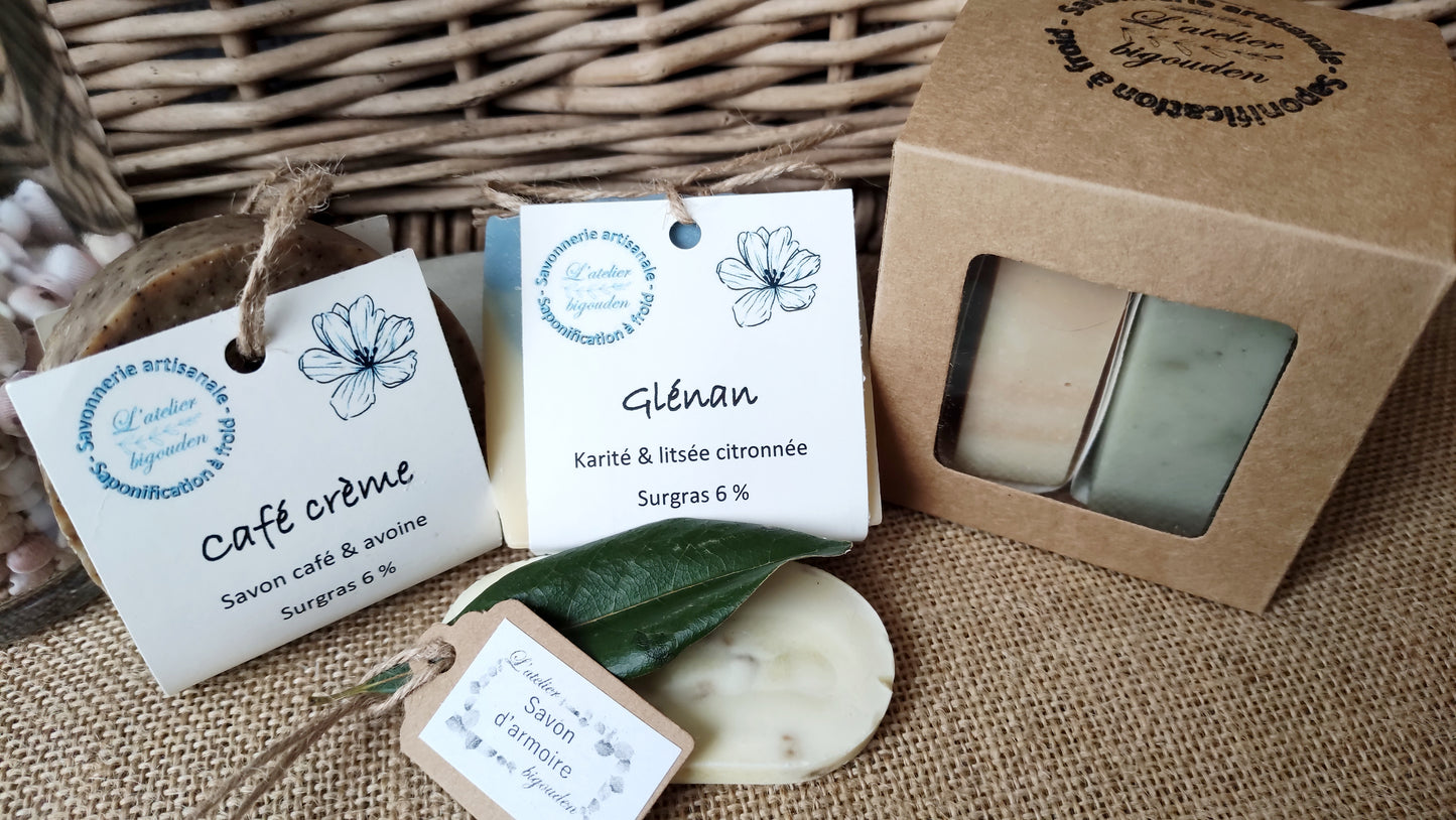 coffret composé de deux savons saponifiés à froid et d'un savon d'armoire pour parfumer vos penderies ou armoire, idéal pour un cadeau