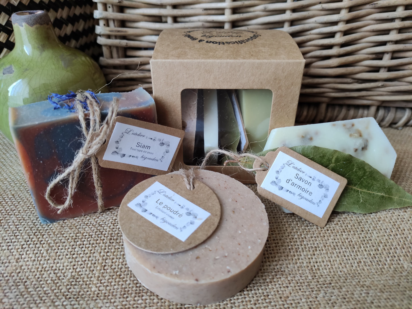 coffret composé de deux savons saponifiés à froid et d'un savon d'armoire pour parfumer vos penderies ou armoire, idéal pour un cadeau