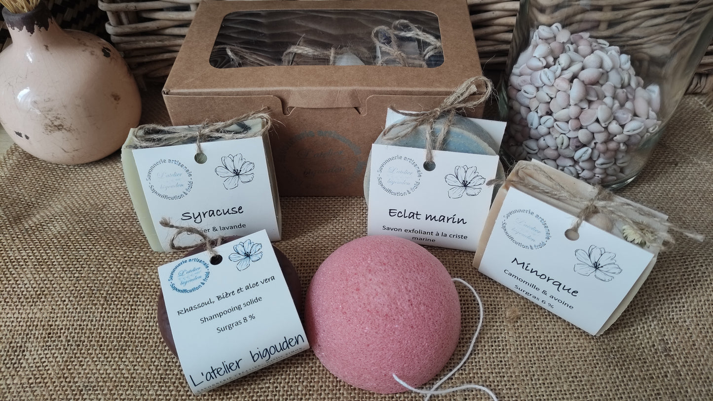coffret de 3 savons et 1 shampooing solide saponifiés à froid et une éponge végétale de konjac pour nettoyer le visage - un joli cadeau composés de produits naturels et écologiques