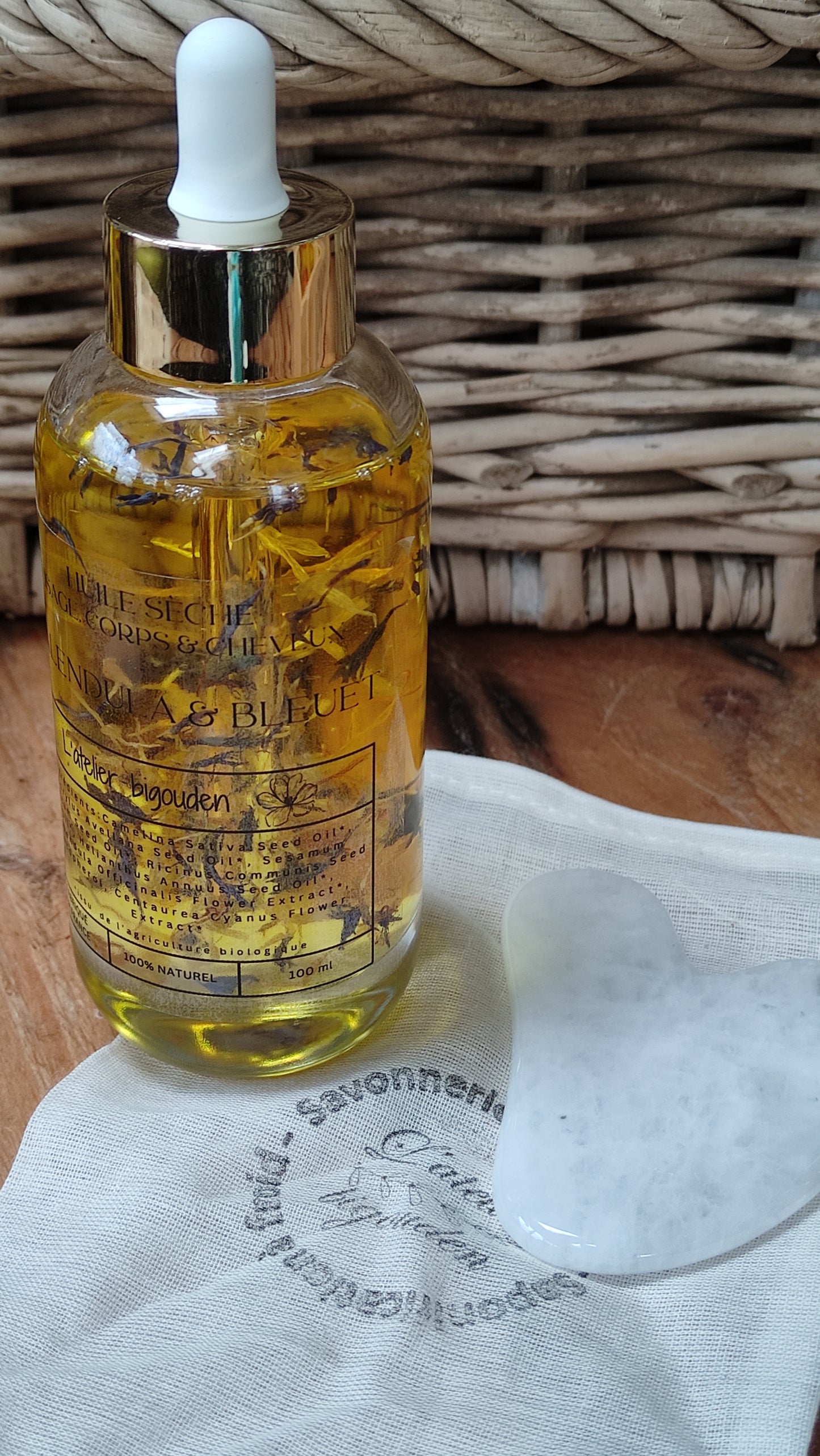 coffret comprenant une huile sèche visage, corps et cheveux de 50 mL et d'un gua sha en pierre pour le massage du visage