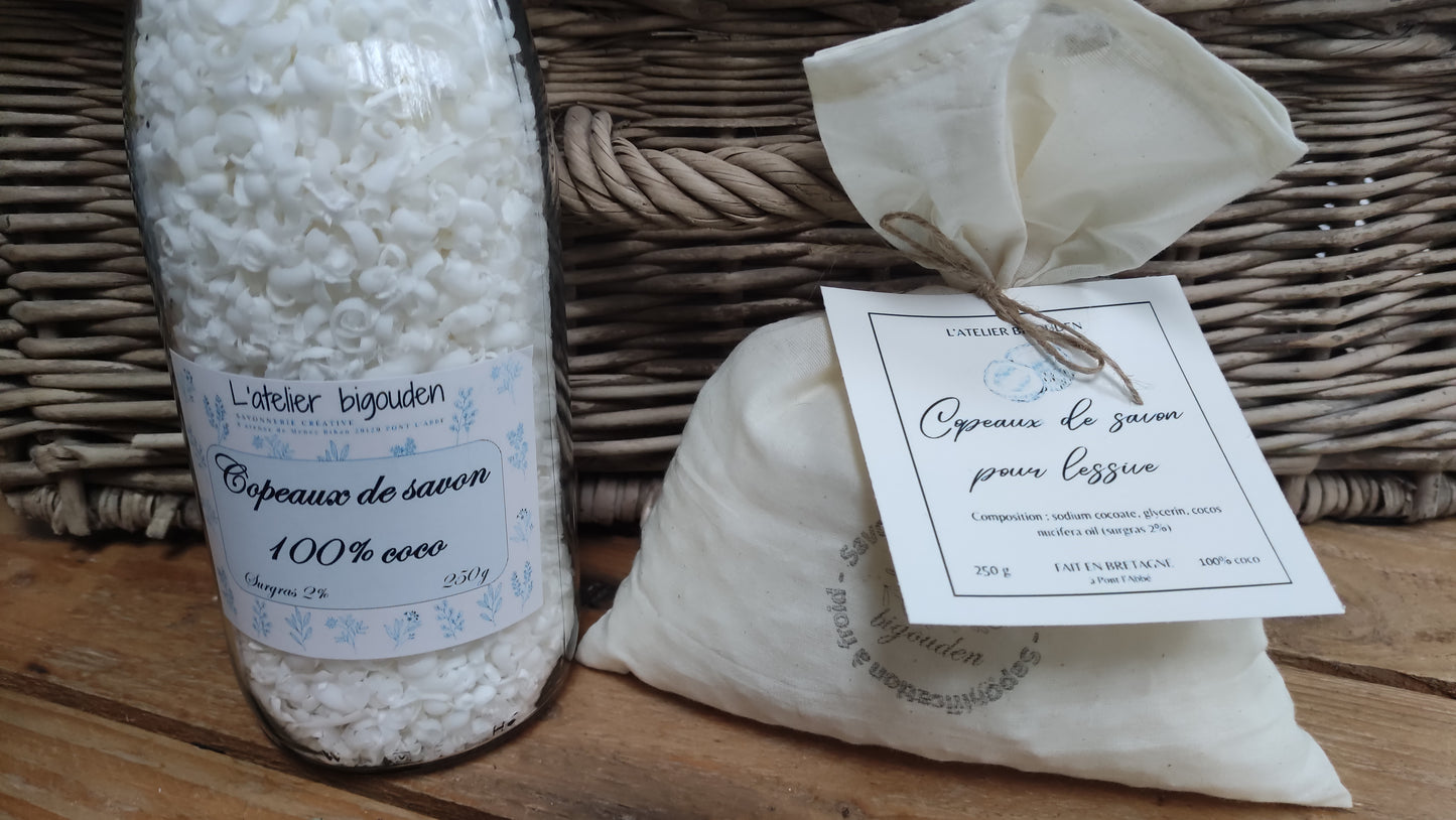 Copeaux de savons présentés dans un sachet en tissu noué avec une ficelle de chanvre et également présentés dans une bouteille en verre