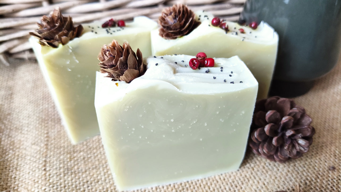 savon couleur vert pâle avec petite pomme de pin sur le dessus et baies roses et graines de pavot - édition 2024