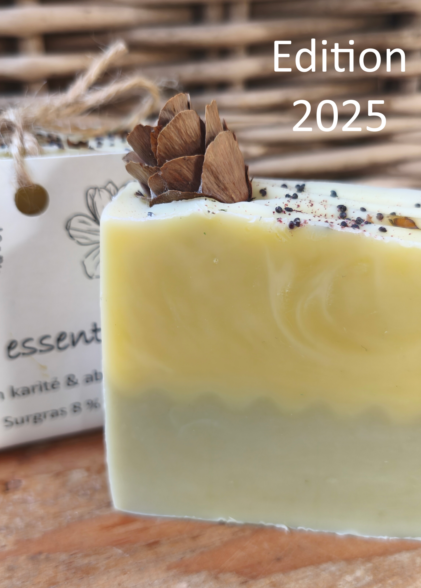 savon saponifié à froid au beurre de karité, sans huile essentielle avec pomme de pin sur le dessus