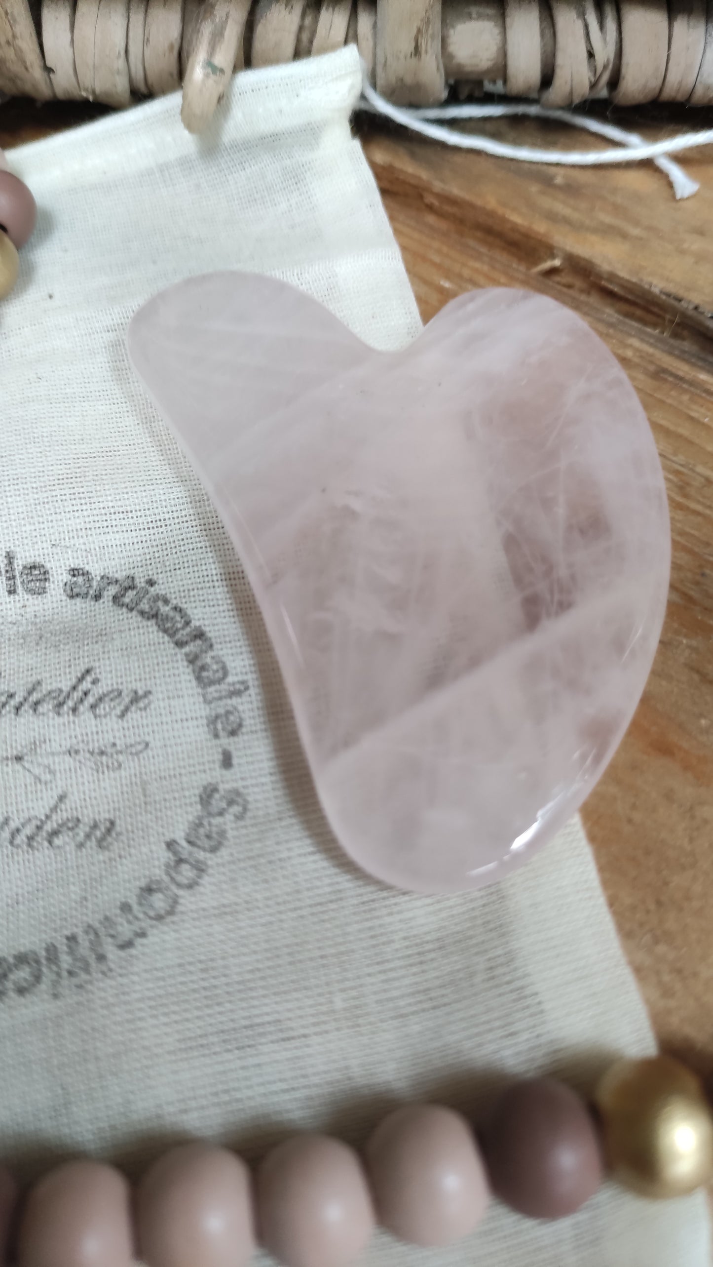 pierre plate de quartz rose en forme de coeur
