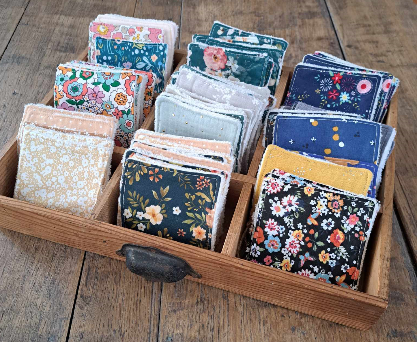 lingettes démaquillantes lavables, un côté en éponge toute douce mais efficace et l'autre en tissu aux motifs fleuris
