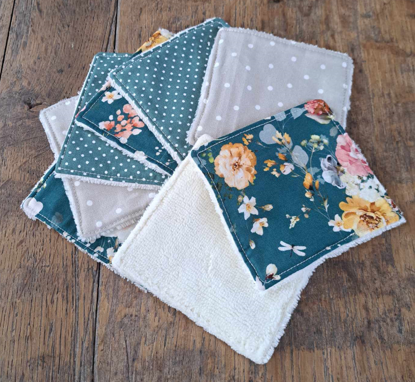 lingettes démaquillantes lavables, un côté en éponge toute douce mais efficace et l'autre en tissu aux motifs fleuris