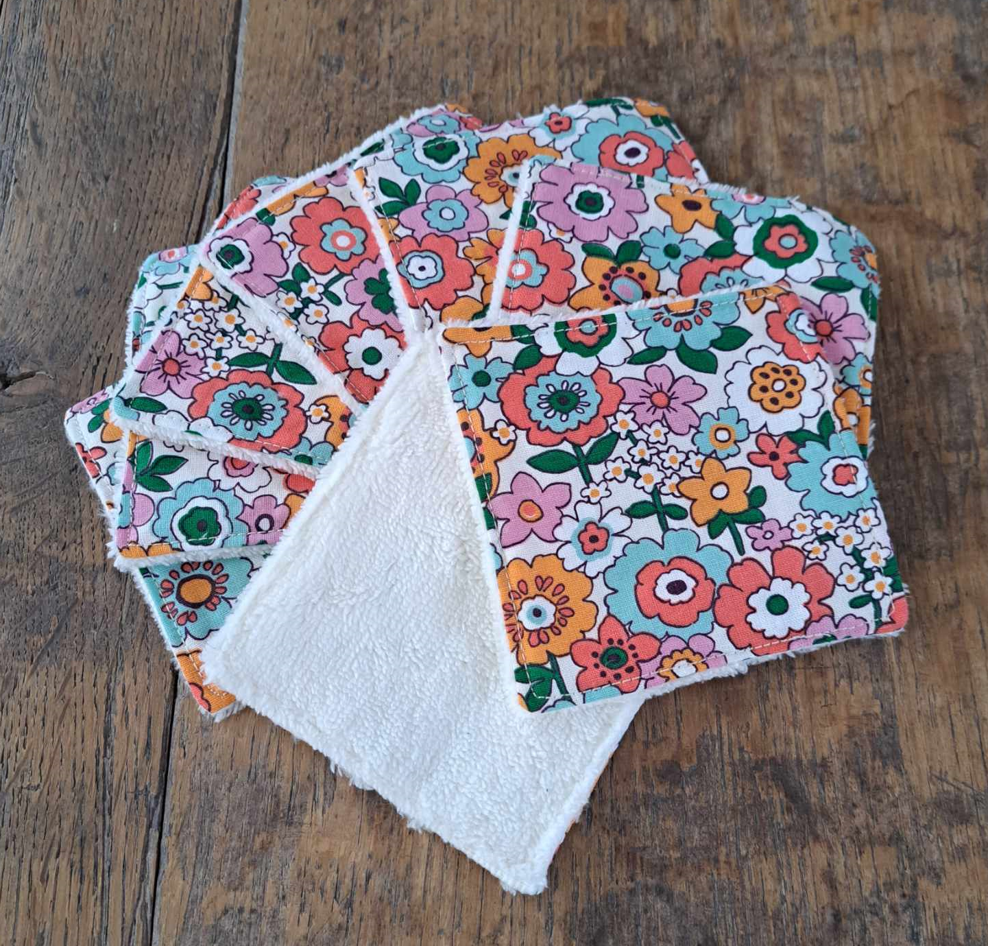 lingettes démaquillantes lavables, un côté en éponge toute douce mais efficace et l'autre en tissu aux motifs fleuris