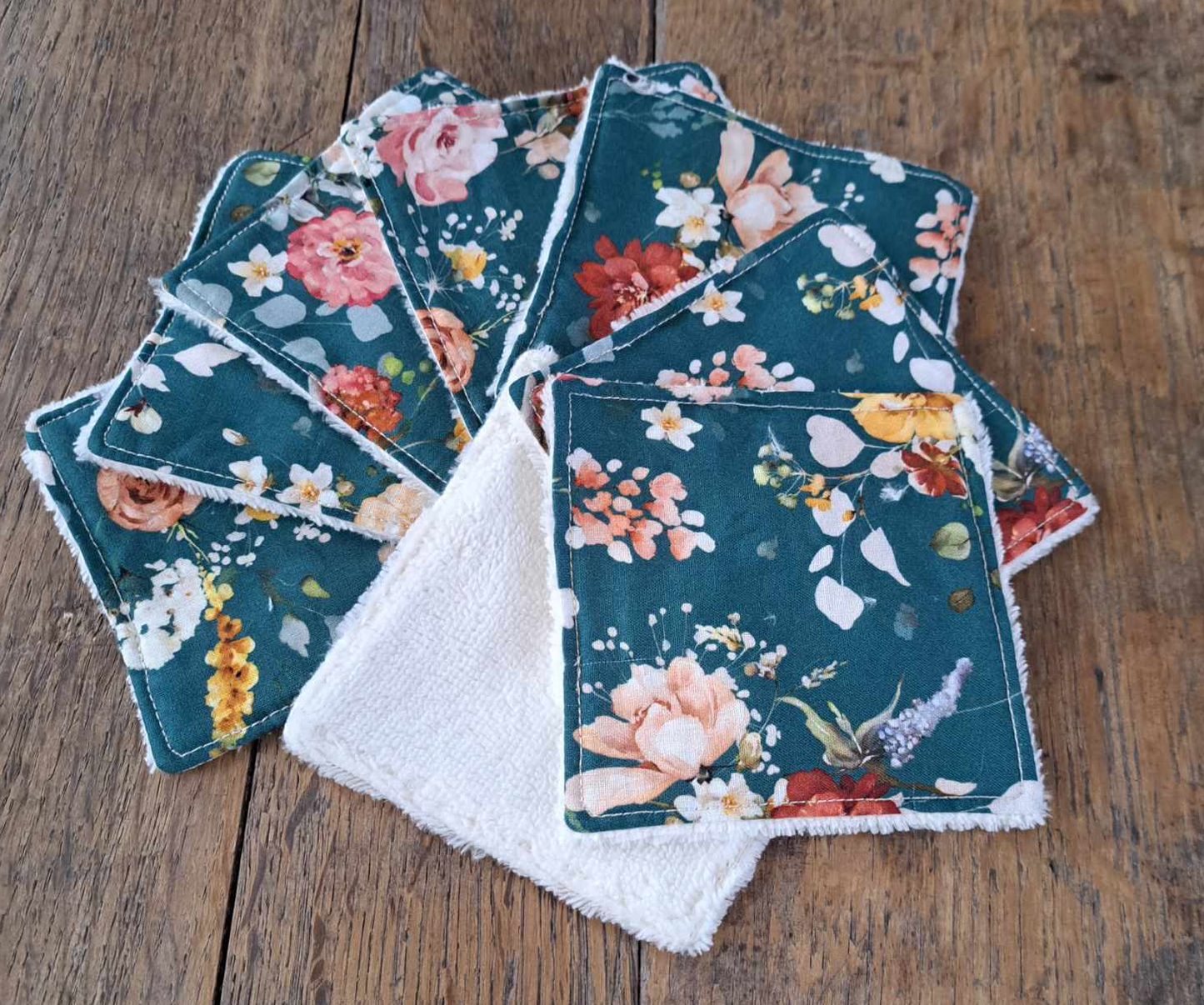 lingettes démaquillantes lavables, un côté en éponge toute douce mais efficace et l'autre en tissu aux motifs fleuris