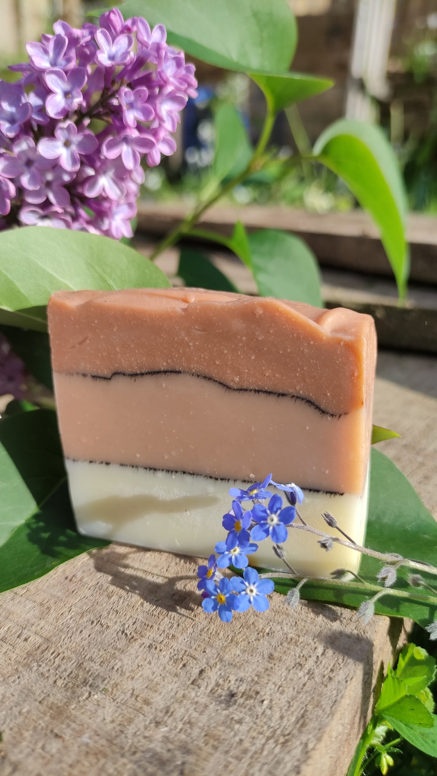savon surgras saponifié à froid à l'huile de pépin de raisin. Il est composé de trois couches séparée par ne ligne de charbon. La première est couleur beige, la deuxième rose pâle et la dernière rose plus foncé.