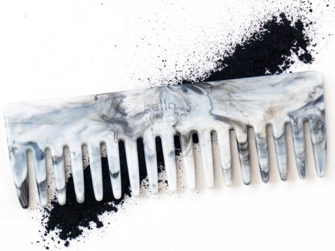 peigne à grandes dents marbré blanc et gris