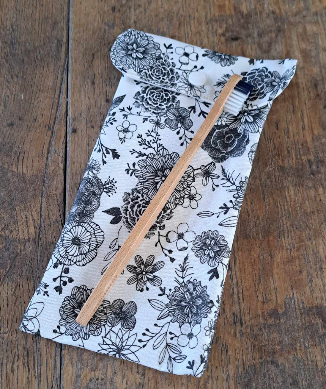 pochette de transport pour brosse à dent et dentifrice présentée avec une brosse à dent