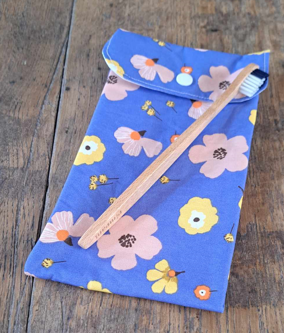 pochette de transport pour brosse à dent et dentifrice présentée avec une brosse à dent
