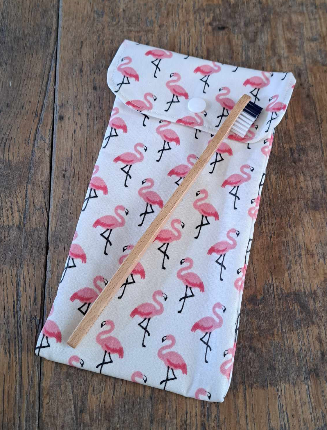 pochette de transport pour brosse à dent et dentifrice présentée avec une brosse à dent