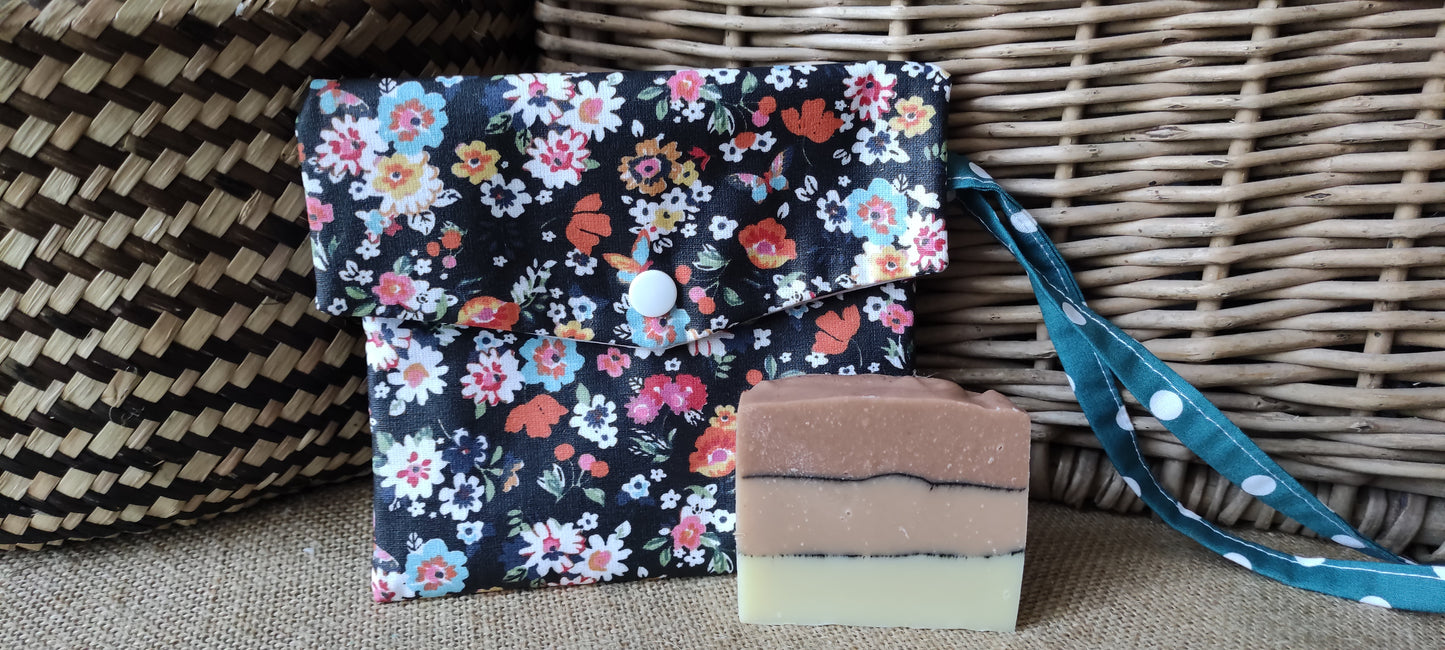 pochette imperméable de transport pour les savons présentée avec un savon saponifié à froid