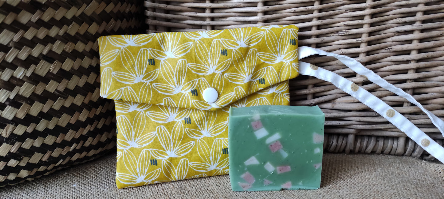 pochette imperméable de transport pour les savons présentée avec un savon saponifié à froid