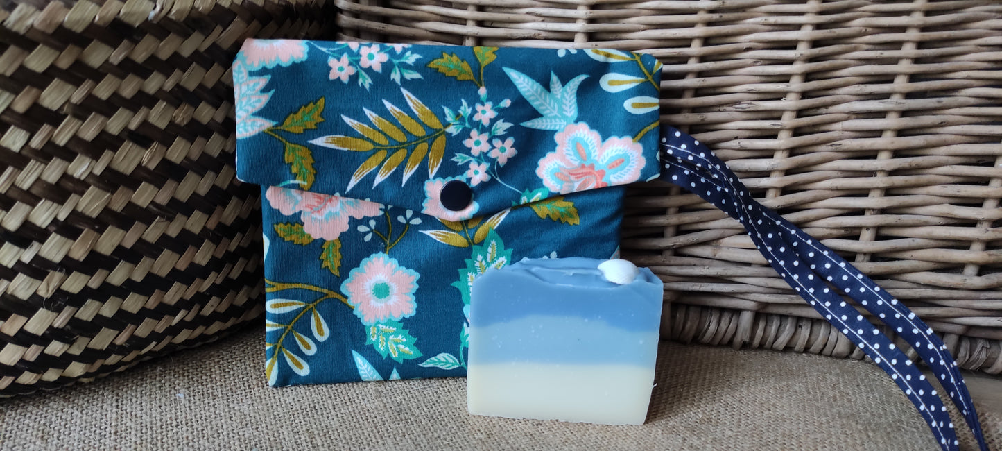 pochette imperméable de transport pour les savons présentée avec un savon saponifié à froid