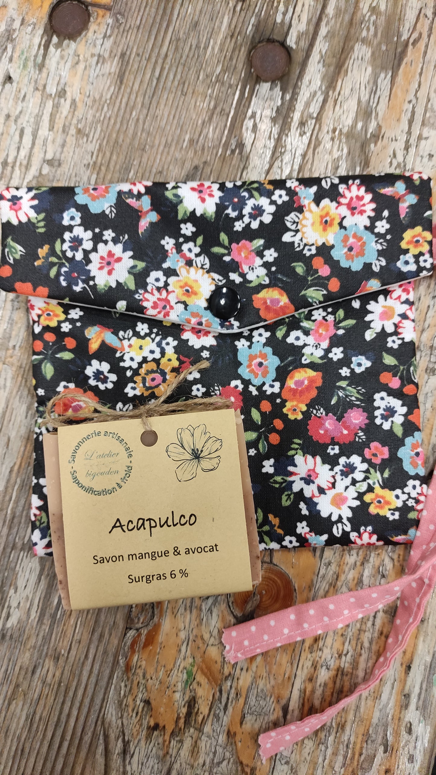 pochette imperméable de transport pour les savons présentée avec un savon saponifié à froid