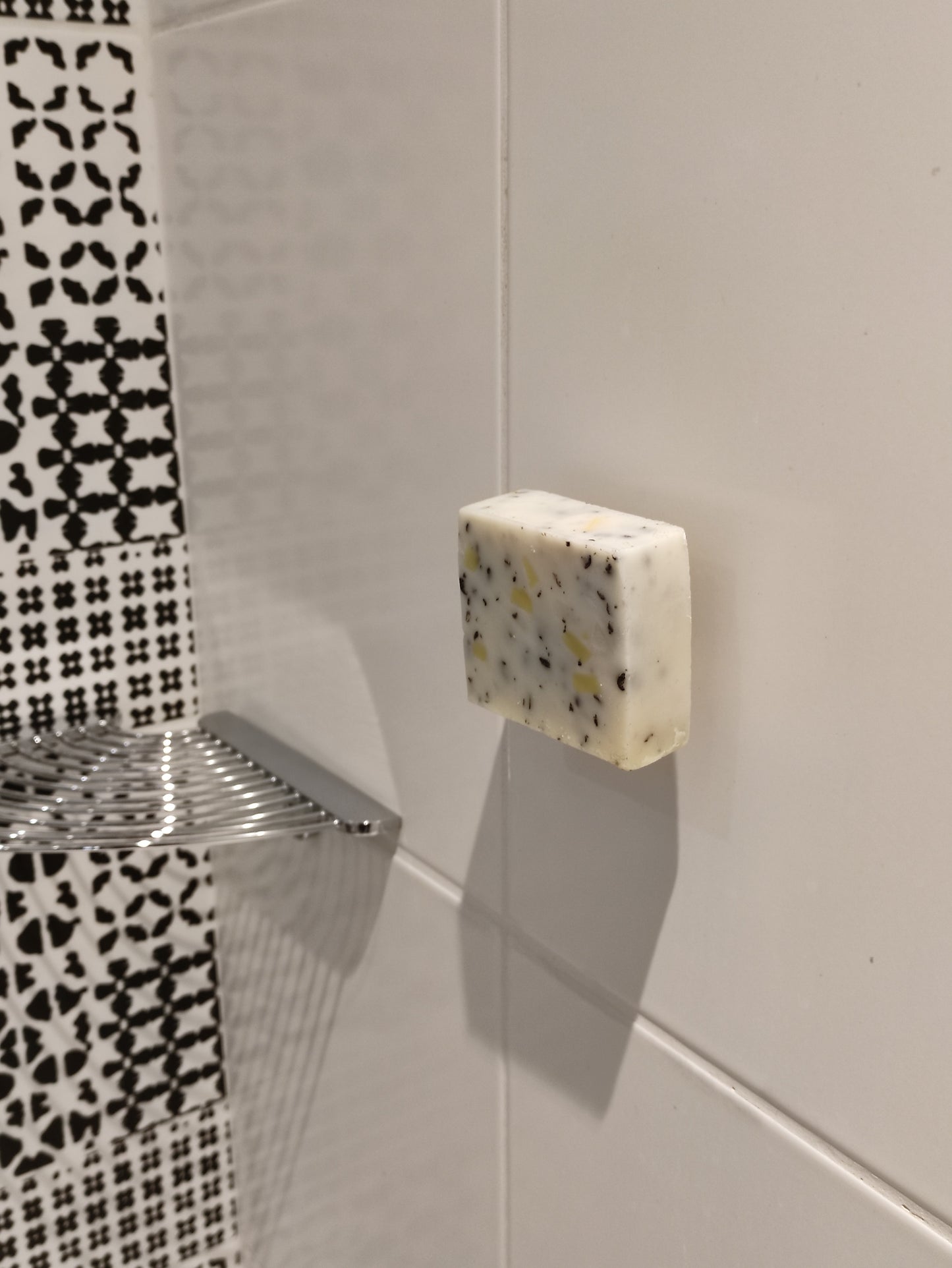 porte-savon magnétique ventousé au mur et portant un savon