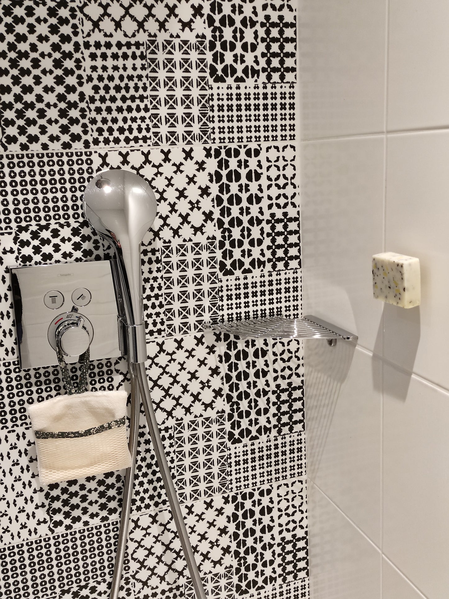 porte-savon magnétique ventousé au mur et portant un savon