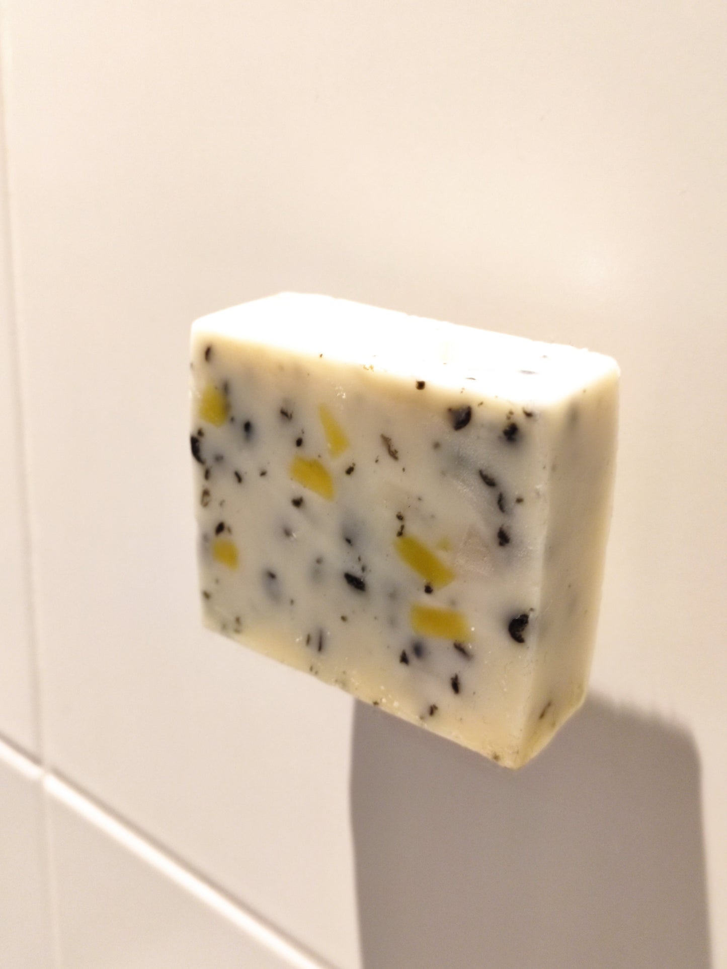 porte-savon magnétique ventousé au mur et portant un savon