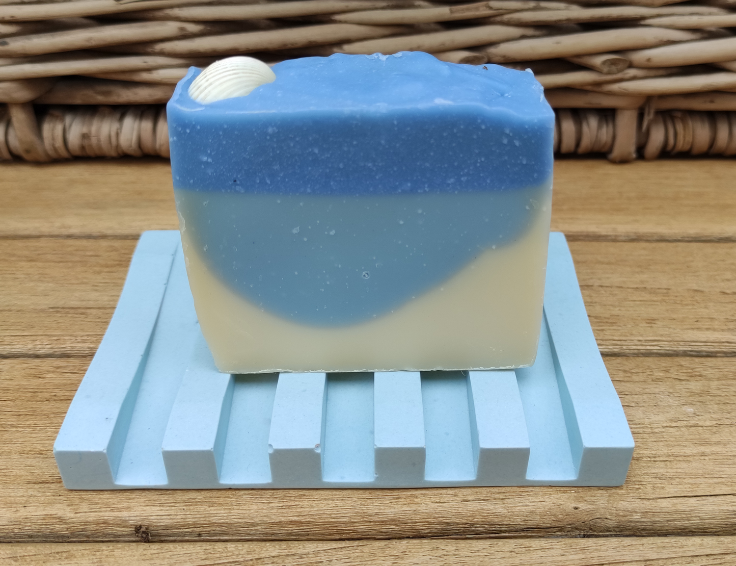 porte savon bleu pâle avec rigoles pour bien évacuer l'eau