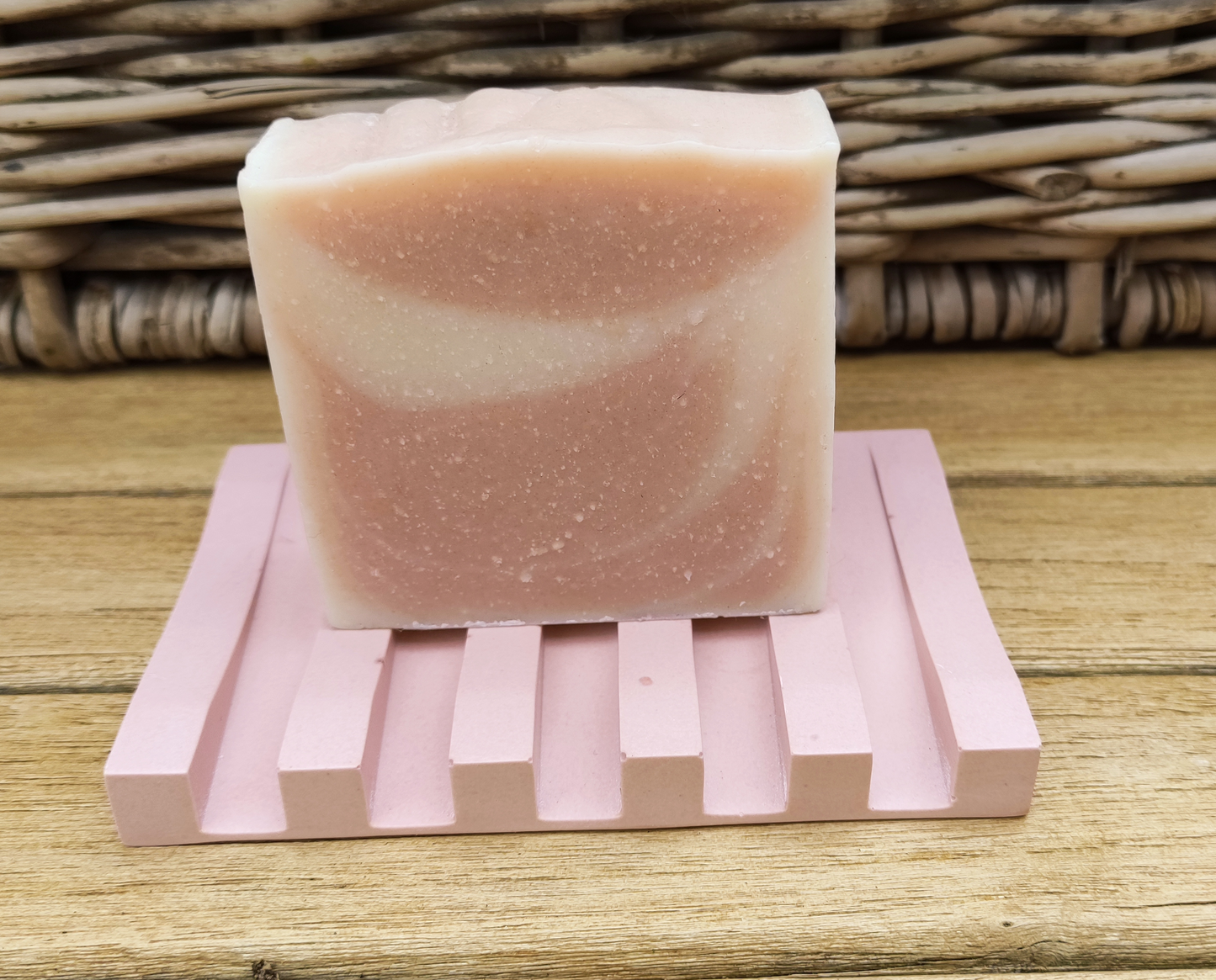 porte savon rose pâle avec rigoles pour bien évacuer l'eau