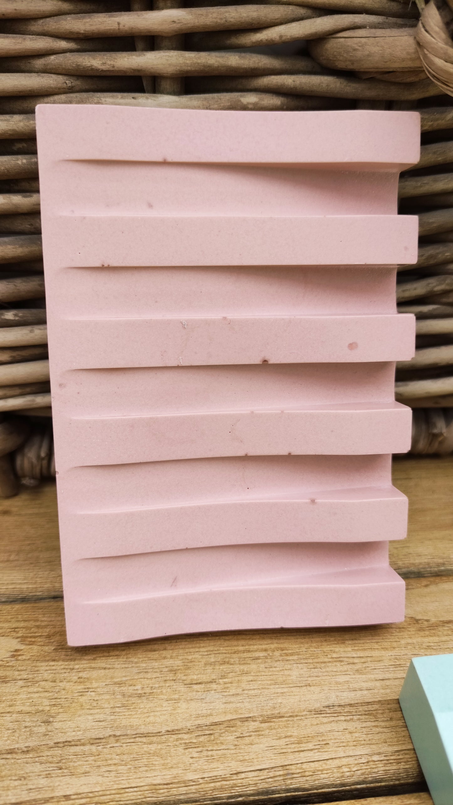 porte savon rose pâle avec rigoles pour bien évacuer l'eau