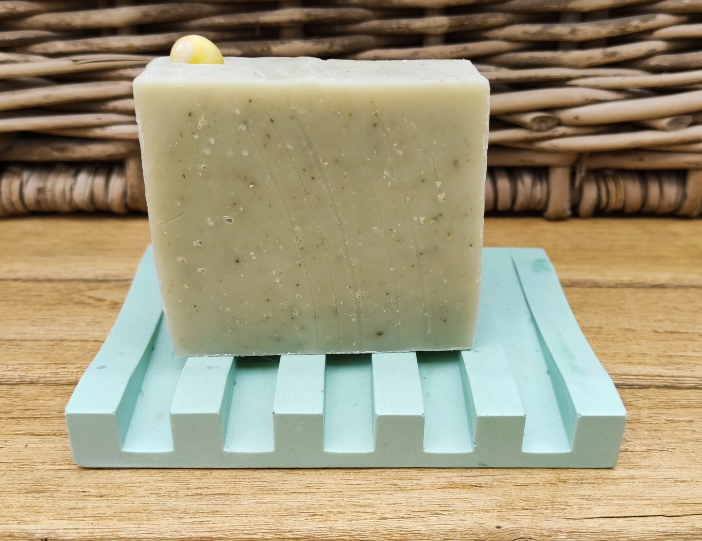 porte savon vert pâle avec rigoles pour bien évacuer l'eau