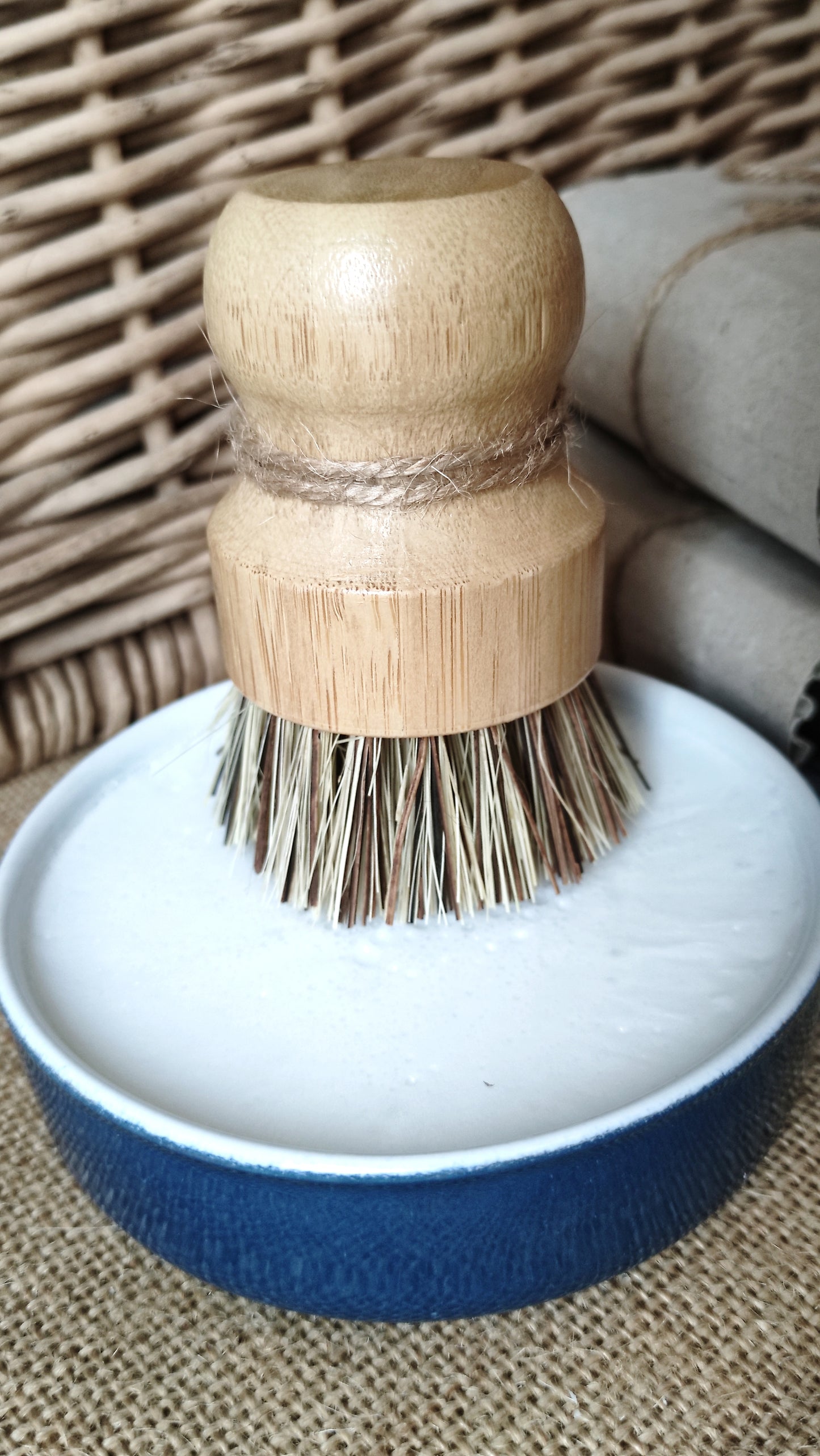 produit vaisselle solide à base d'huile de coco saponifiée à froid. Il est coulé dans un support en céramique chiné