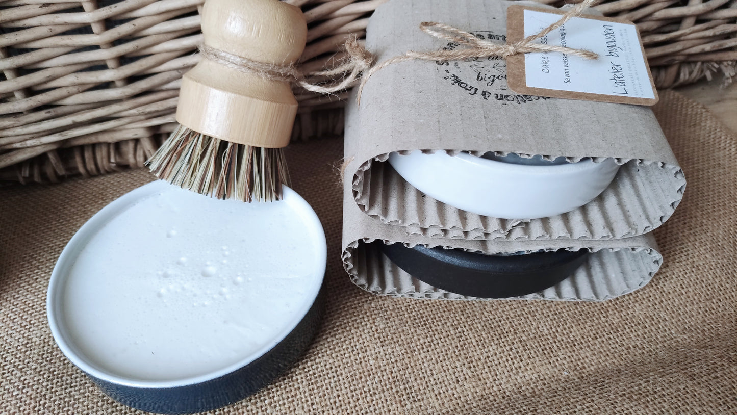 produit vaisselle solide à base d'huile de coco saponifiée à froid. Il est coulé dans un support en céramique chiné
