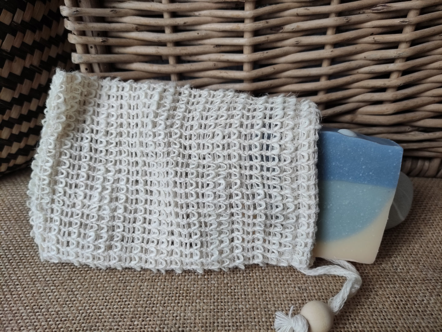 sac à savon en sisal avec un savon partiellement rentré à l'intérieur