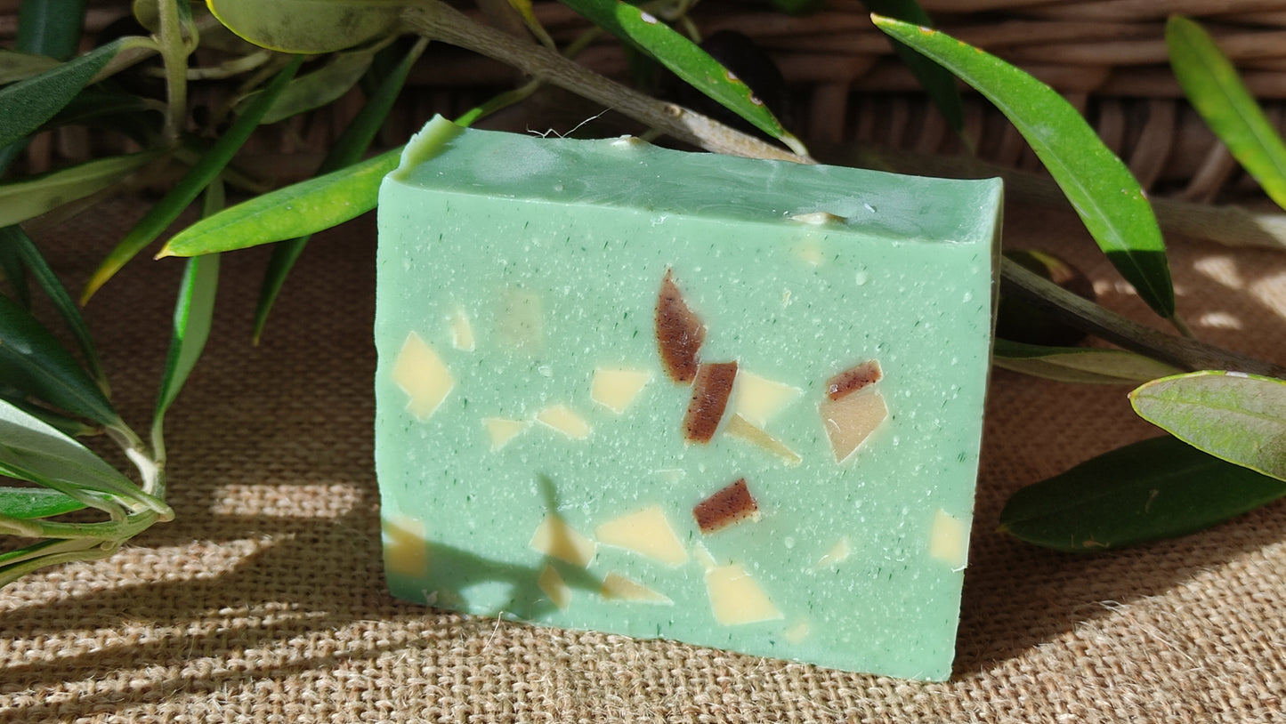 savon saponifie à froid qui réutilise des chutes de savon pour un effet terrazzo